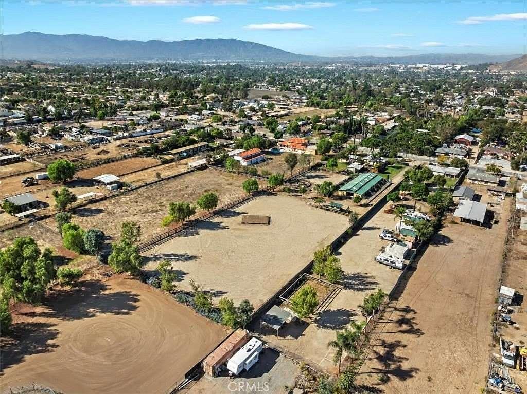 You are currently viewing Best Neighborhoods in Norco, CA for Families and Horse Property Buyers (2026 Guide)